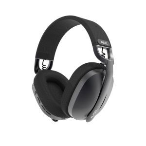 سماعة رأس سوداء للألعاب على خلفية بيضاء